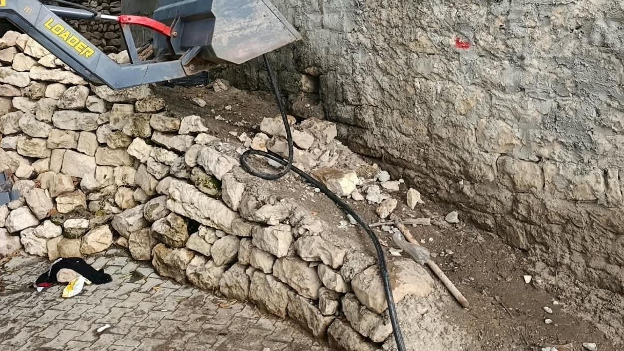 Kurtalan'da odunluk yangını itfaiyenin müdahalesiyle kontrol altına alındı