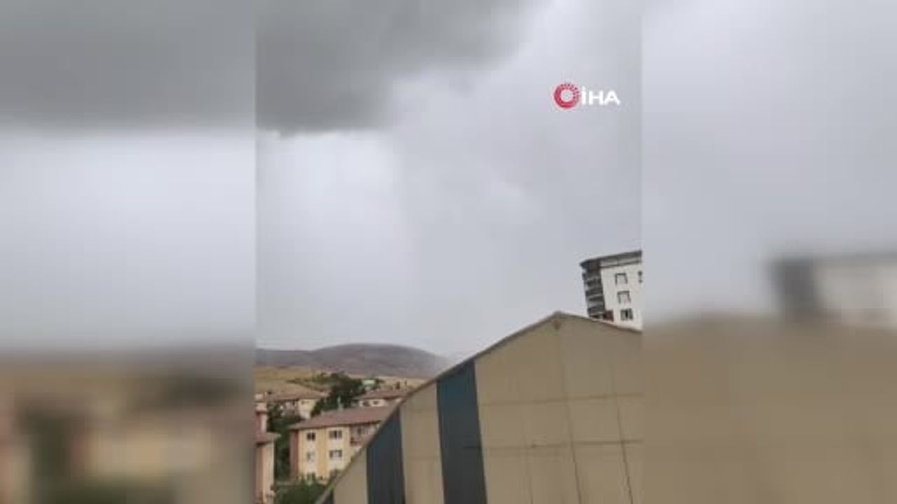 Kurtalan tarlasına düşen yıldırım cep telefonu kamerasında anbean kaydedildi