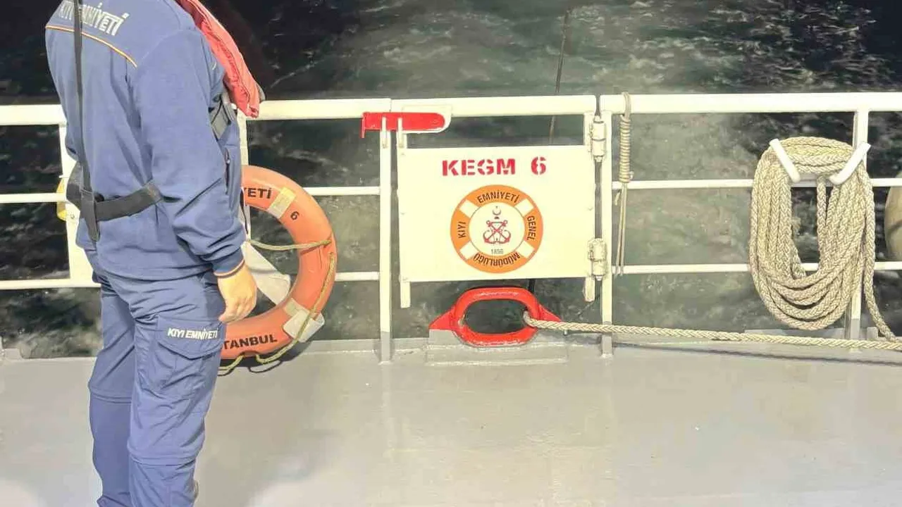 Kurtarma operasyonu: 1915 Çanakkale Köprüsü önünde sürüklenen tekne Lapseki'ye çekildi