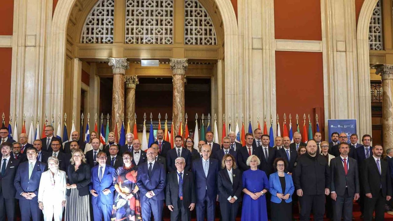 Kurtulmuş Roma'da parlamenterlerle aile fotoğrafında