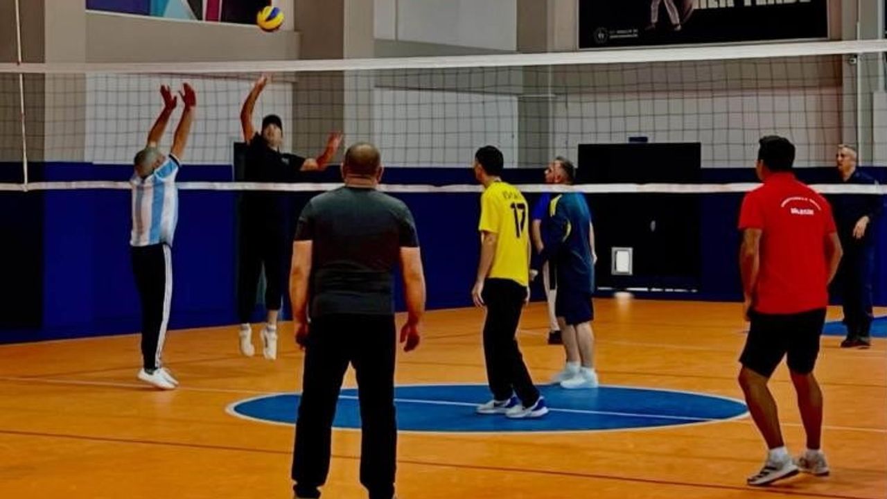 Kurumlar sahada buluştu: Pazaryeri'nde dostluk voleybolu