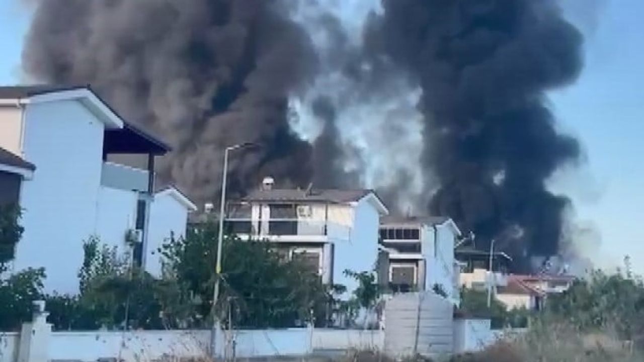 Kuşadası Davutlar'da pazaryeri yangını: soğutma çalışmaları sürüyor
