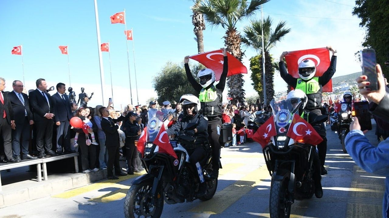 Kuşadası'nda cumhuriyet coşkusu 103. yılda meydanlara taşındı