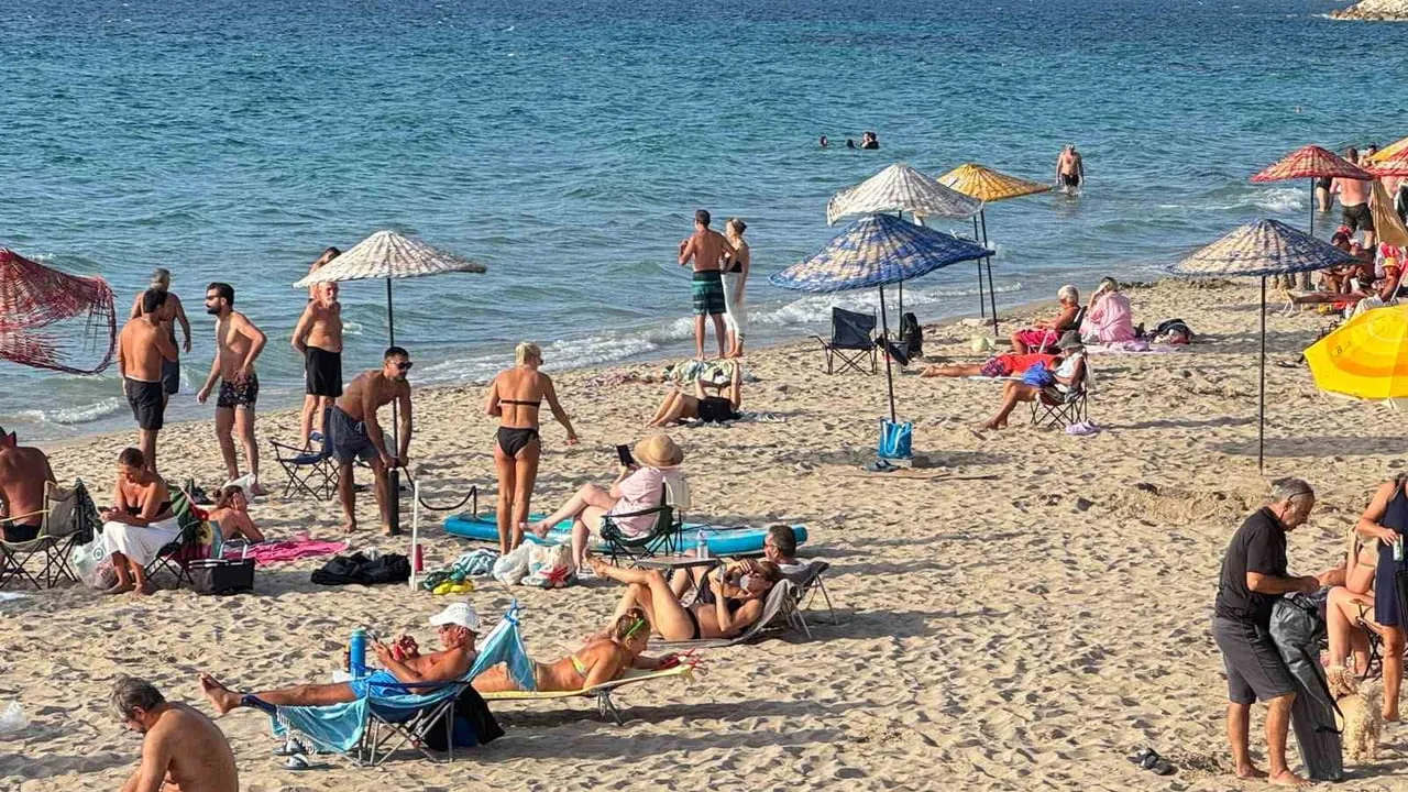 Kuşadası'nda ekimde yazı aratmayacak sahil keyfi