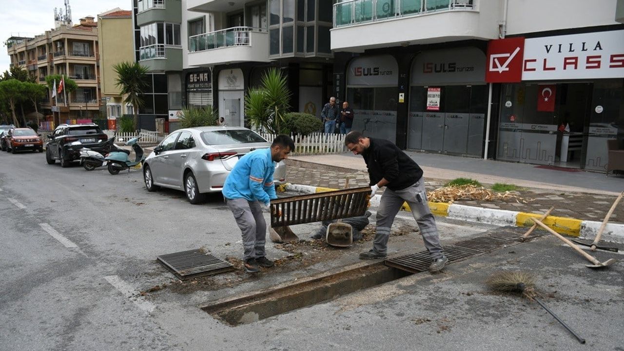 Kuşadası'nda fırtına izlerini silme çalışması