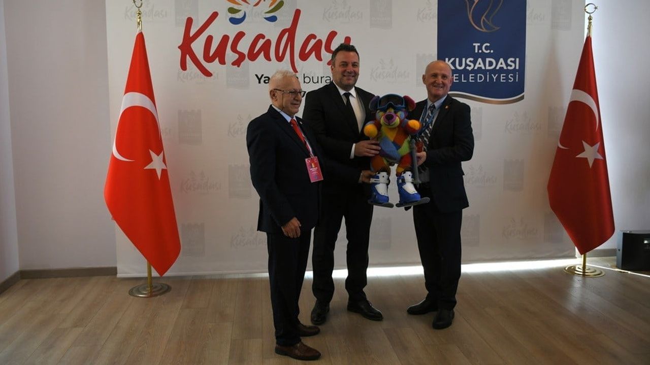Kuşadası'nda kardeş şehirlerin cumhuriyet buluşması ve oyuncak bağışı