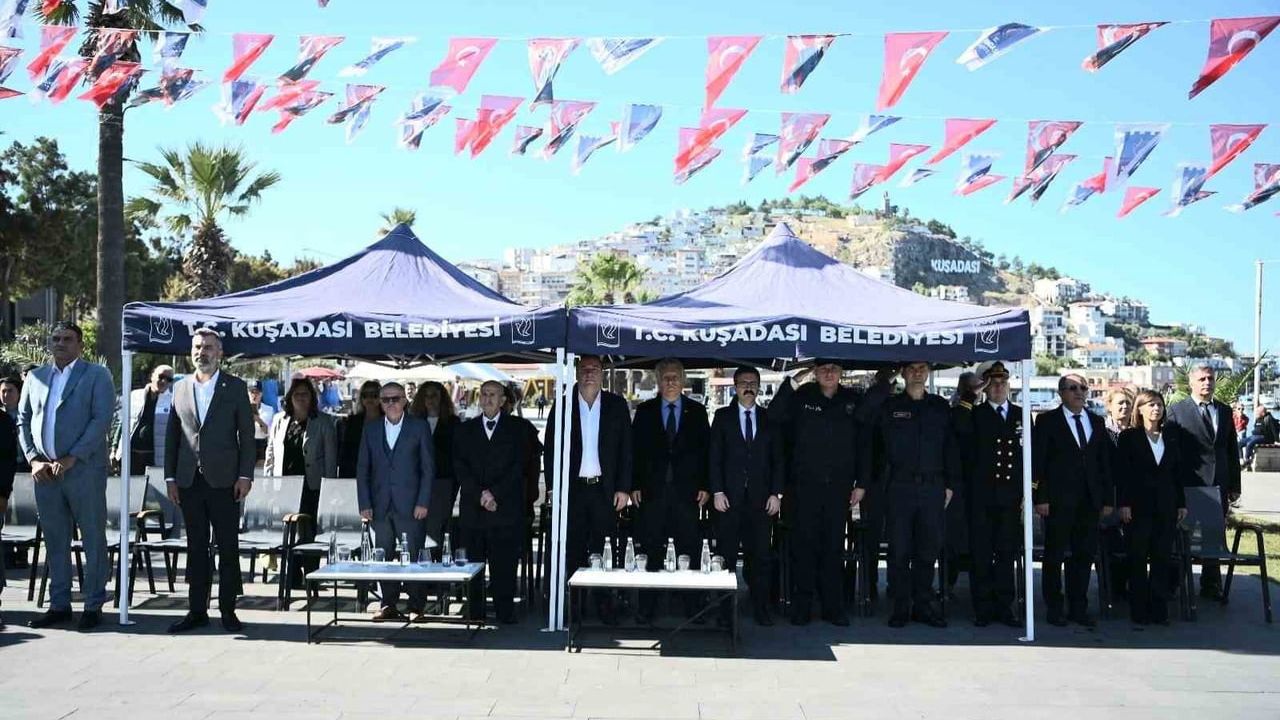 Kuşadası'nda muhtarlar demokrasinin temel taşı olarak kutlandı