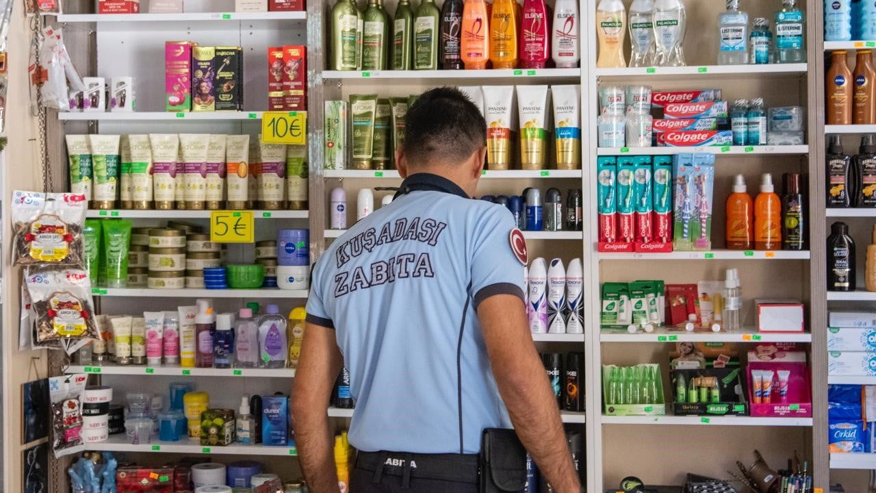 Kuşadası'nda ticari işletmelerde etiket ve fiyat denetimi güçlendirildi