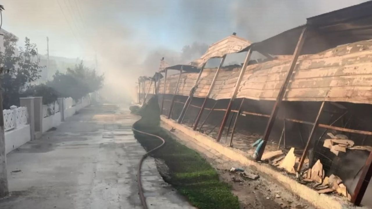 Kuşadası pazarında sabah alevleri: tezgahlar ağır maddi hasar aldı
