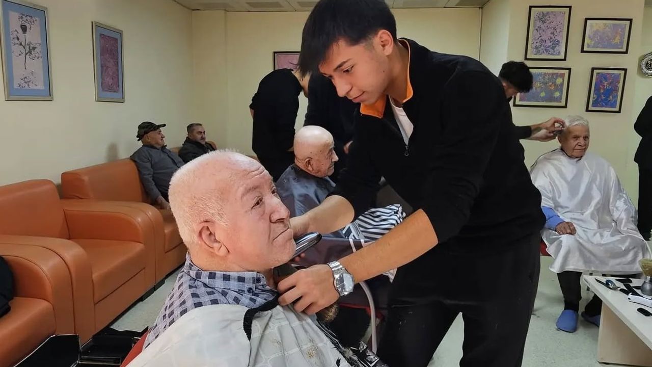 Kuşakları birleştiren makas: öğrenciler huzurevi sakinlerinin bakımını üstlendi