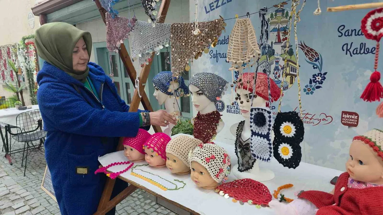 Kütahya'da 40 yıllık örgü tutkusu stanttaki tasarımlara hayat veriyor
