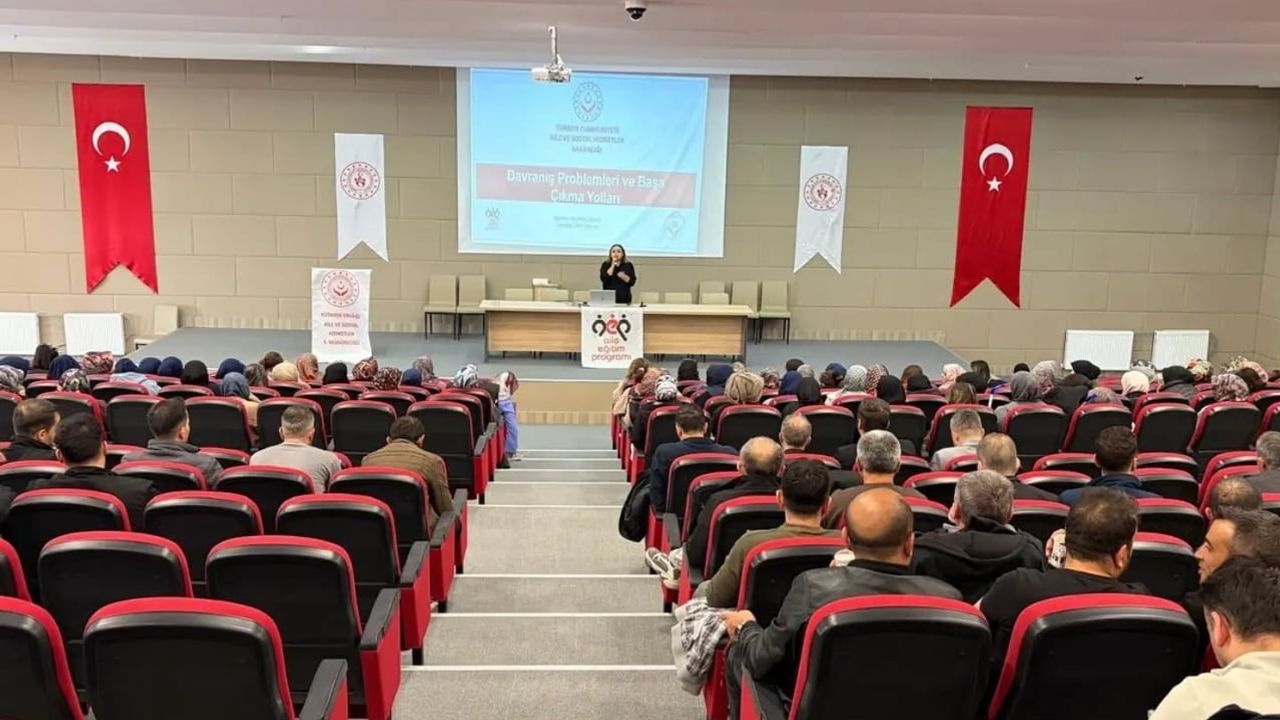 Kütahya'da gençlik personeline aile bağlarını güçlendiren eğitim serisi
