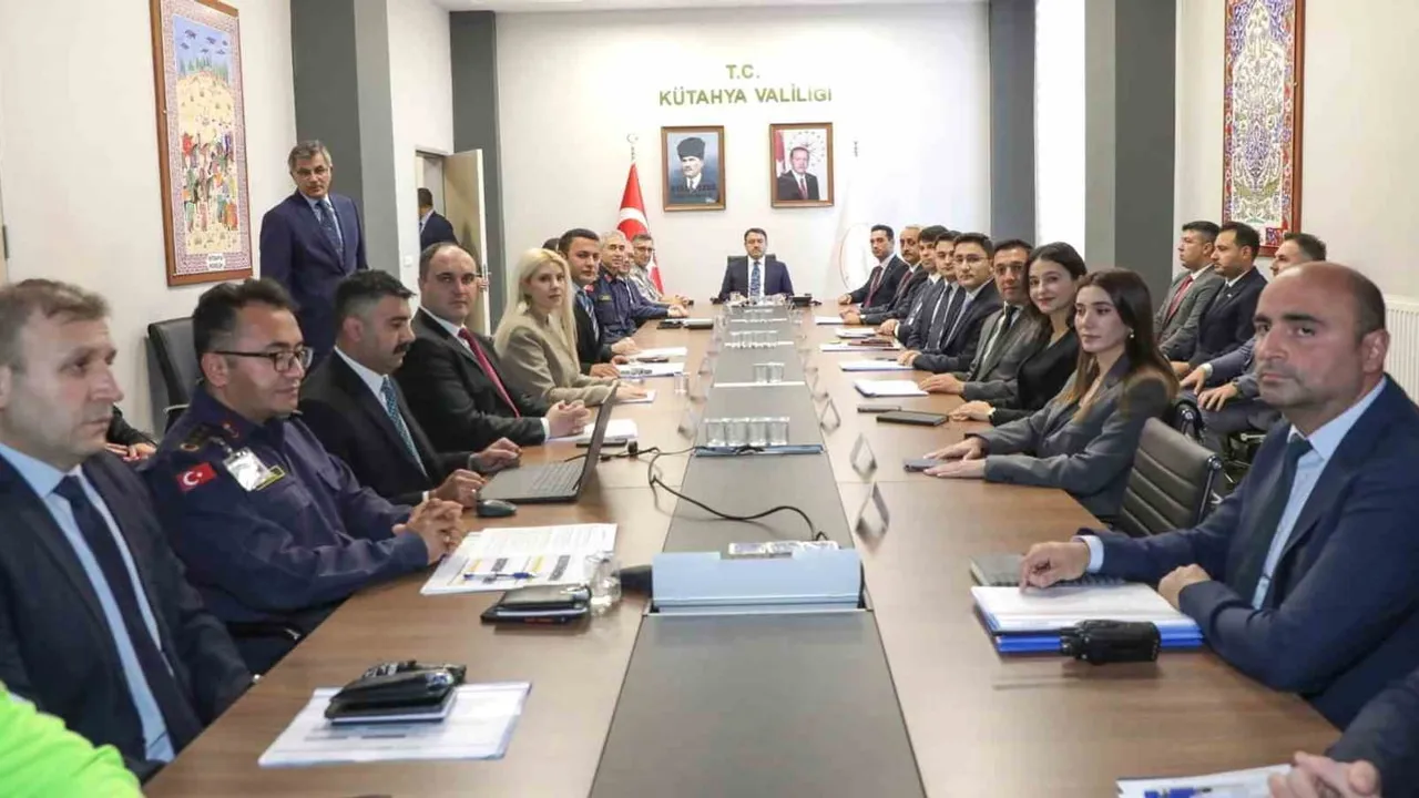 Kütahya'da güvenlik gündemi: uyuşturucu, kaçakçılık ve trafik önlemleri tartışıldı