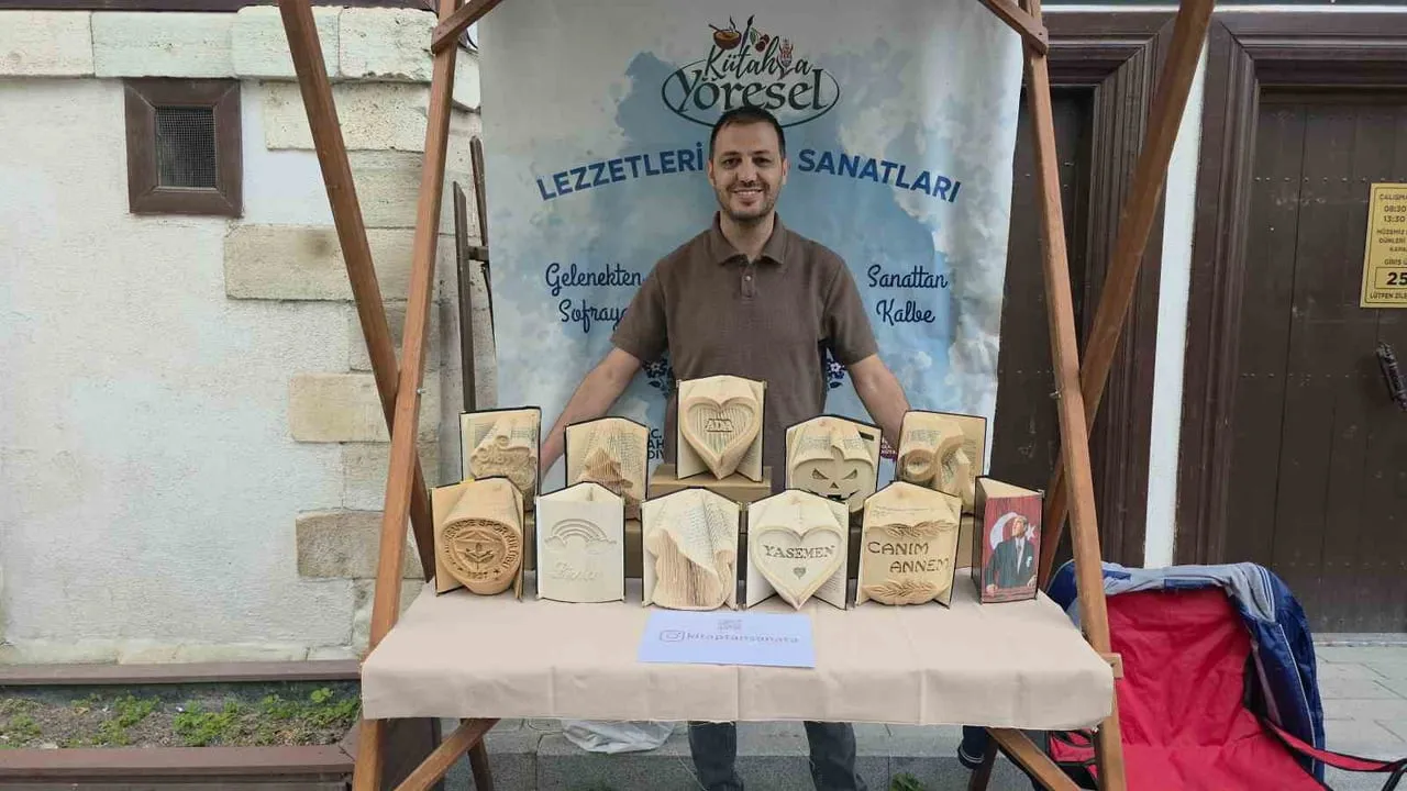 Kütahya’da hurda kitaplara yeni hayat veren katlama sanatı