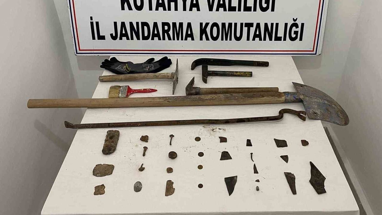 Kütahya'da jandarmadan tarihi eser operasyonu: çok sayıda obje ve sikke ele geçirildi