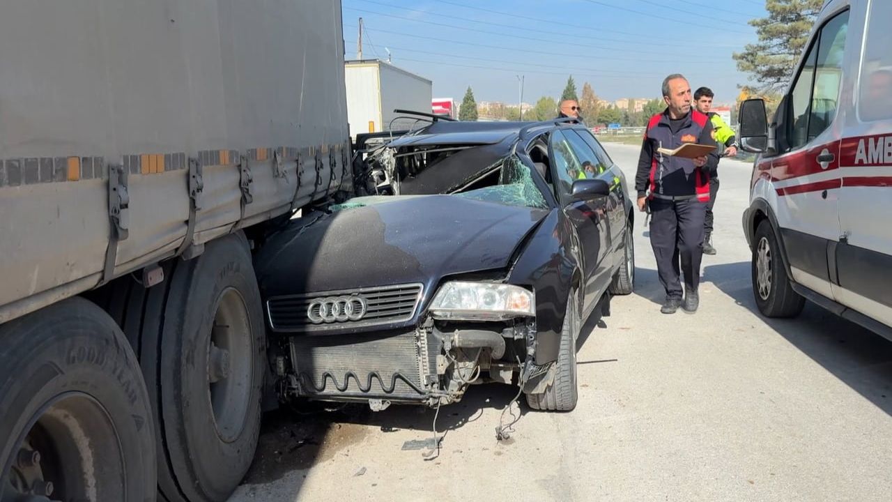 Kütahya’da otomobil tır dorsesinin altına girip hurdaya döndü: sürücü hastaneye kaldırıldı