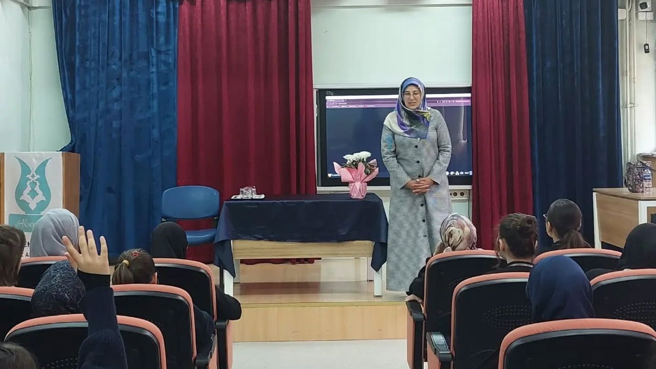 Kütahya'da peygamberimizin aile modeli gençlerle paylaşıldı