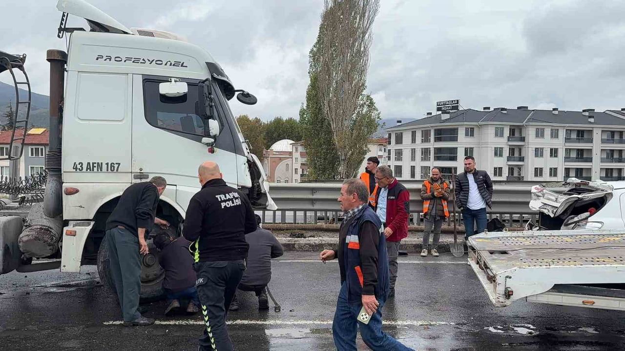Kütahya'da tren garı yakınında üç aracın karıştığı zincirleme kaza: 1 yaralı