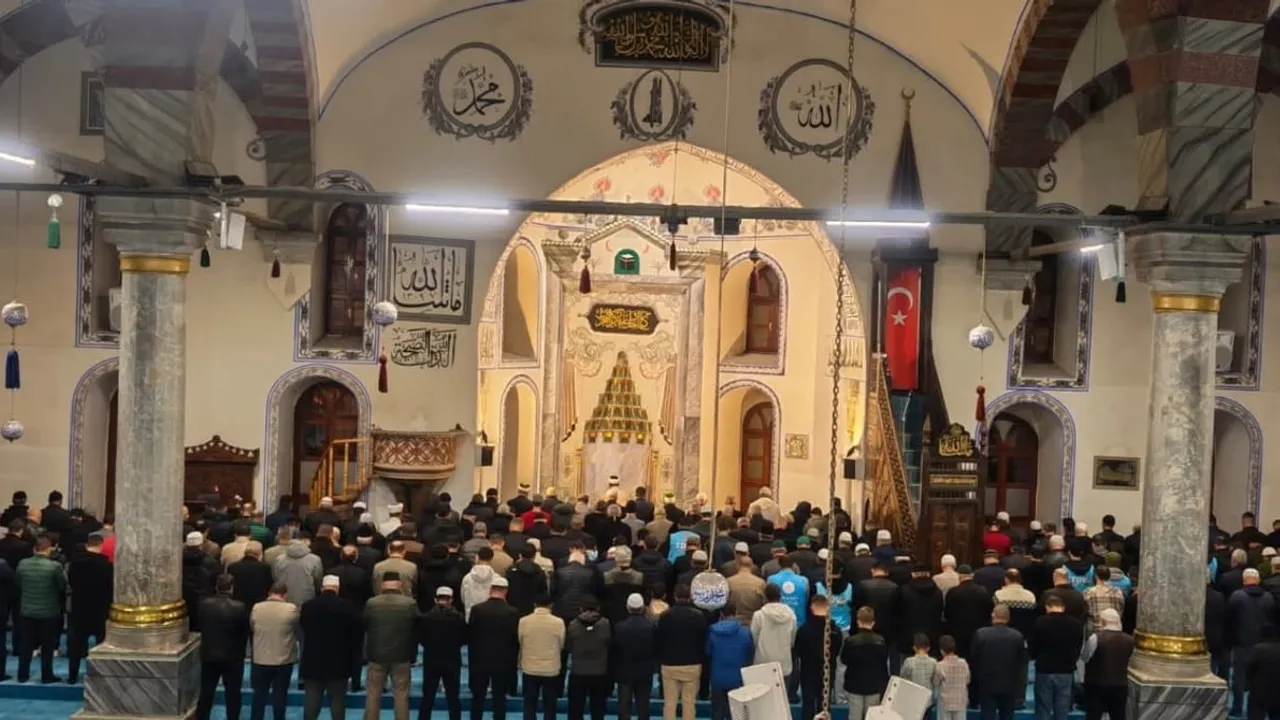 Kütahya'da Ulu Camii'nde 81 il 81 hatim için sabah namazı buluşması