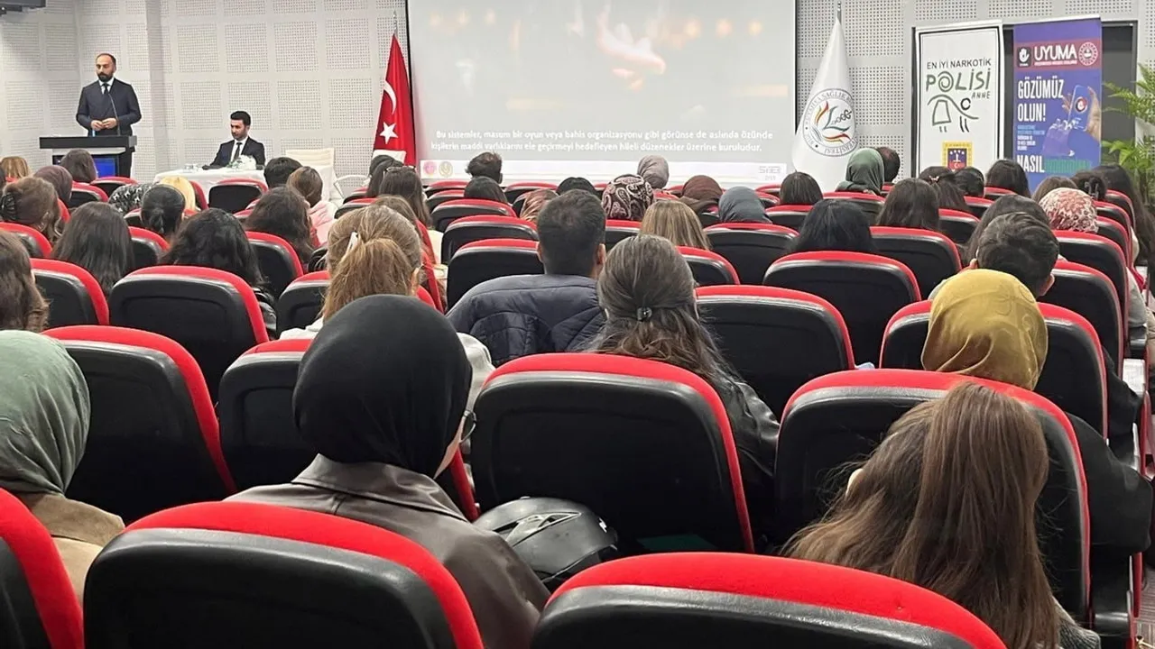 Kütahya’da üniversitelilere uyuşturucu ve siber suçlar konusunda bilinçlendirme eğitimi verildi