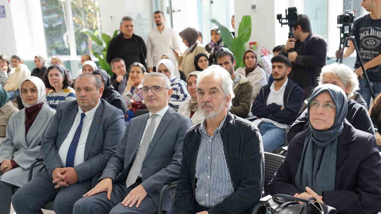 Kütüphanede kitap kokusuyla kültür ve medeniyet sohbeti: İskender Pala gençlerle buluştu