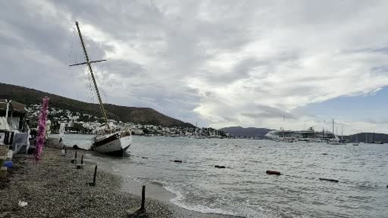 Kuvvetli rüzgâr 2,5 milyon TL değerindeki yelkenliyi Kumbahçe sahilinde karaya oturttu