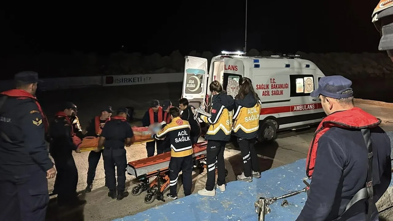 Kuzey Ege'de acil müdahale: Gökçeada'dan 77 yaşındaki hasta sahil güvenlik botuyla karaya çıkarıldı