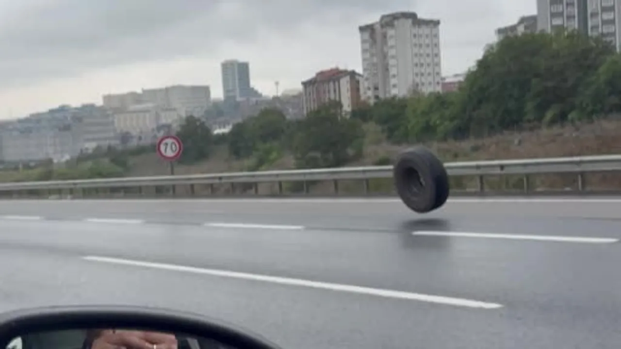 Kuzey Marmara otoyolu'nda rampada serbest kalan lastik yön tabelasına çarparak durdu
