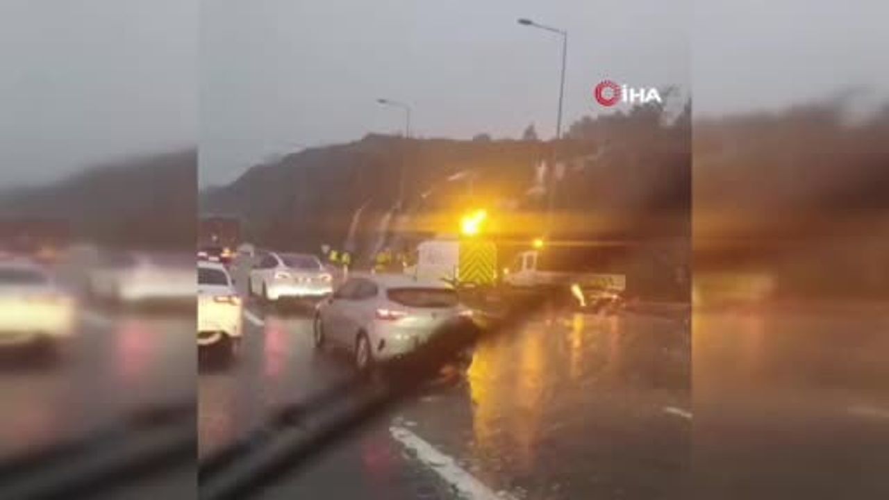 Kuzey Marmara Otoyolu'nda su taşkını trafikte kilitlenmeye yol açtı