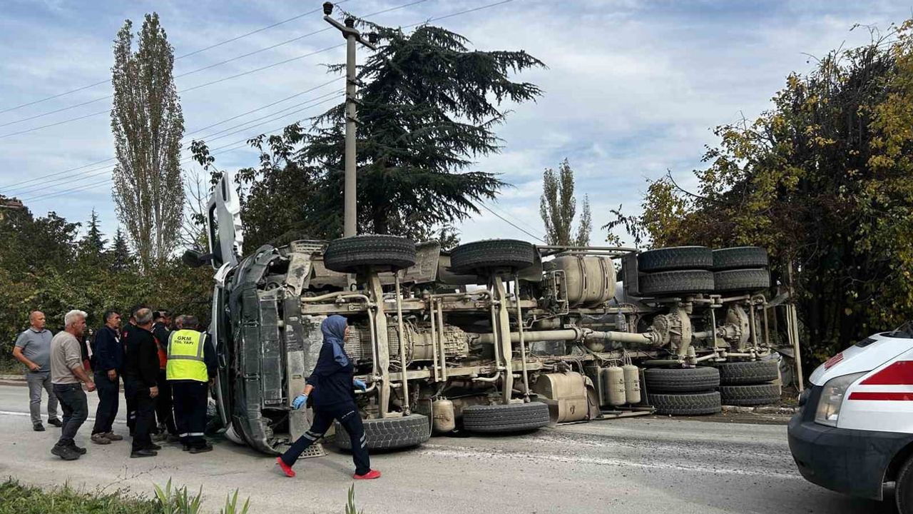 Laçin caddesinde freni boşalan mikser devrildi; çarpma anı kamerada