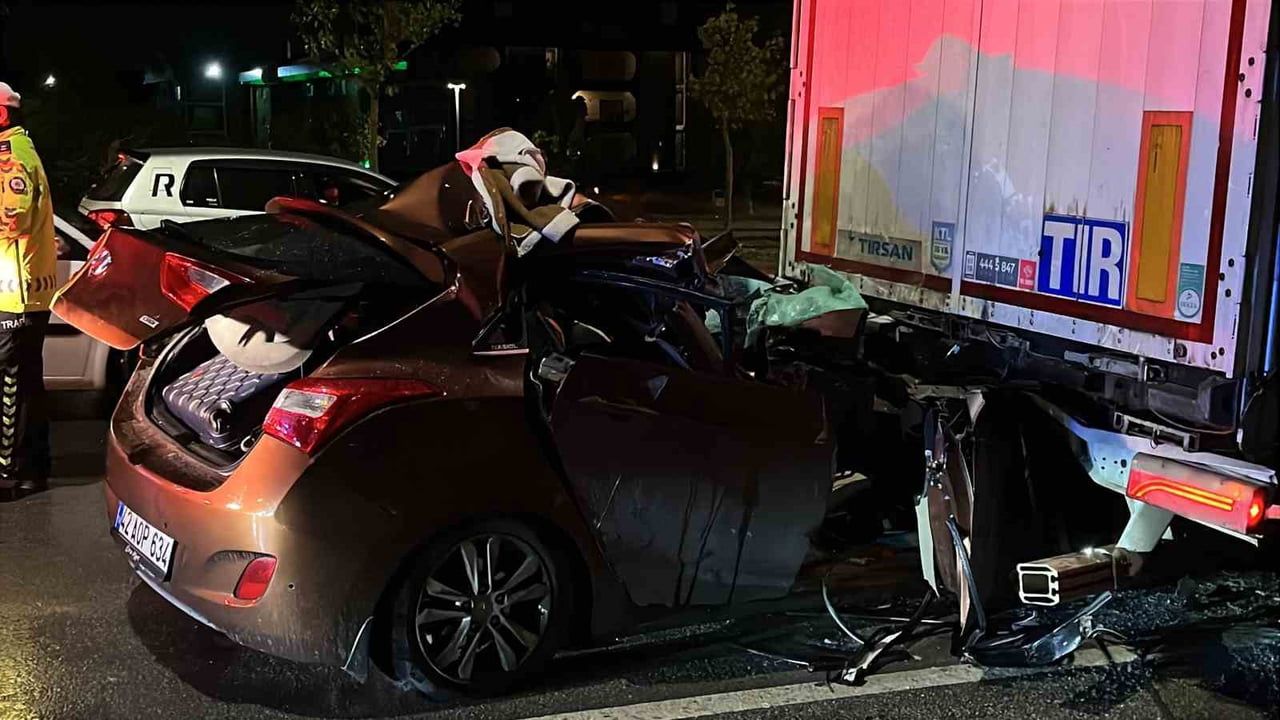 Lastiği patlayan tıra çarpan otomobil tırın altına saplandı: 2 yaralı