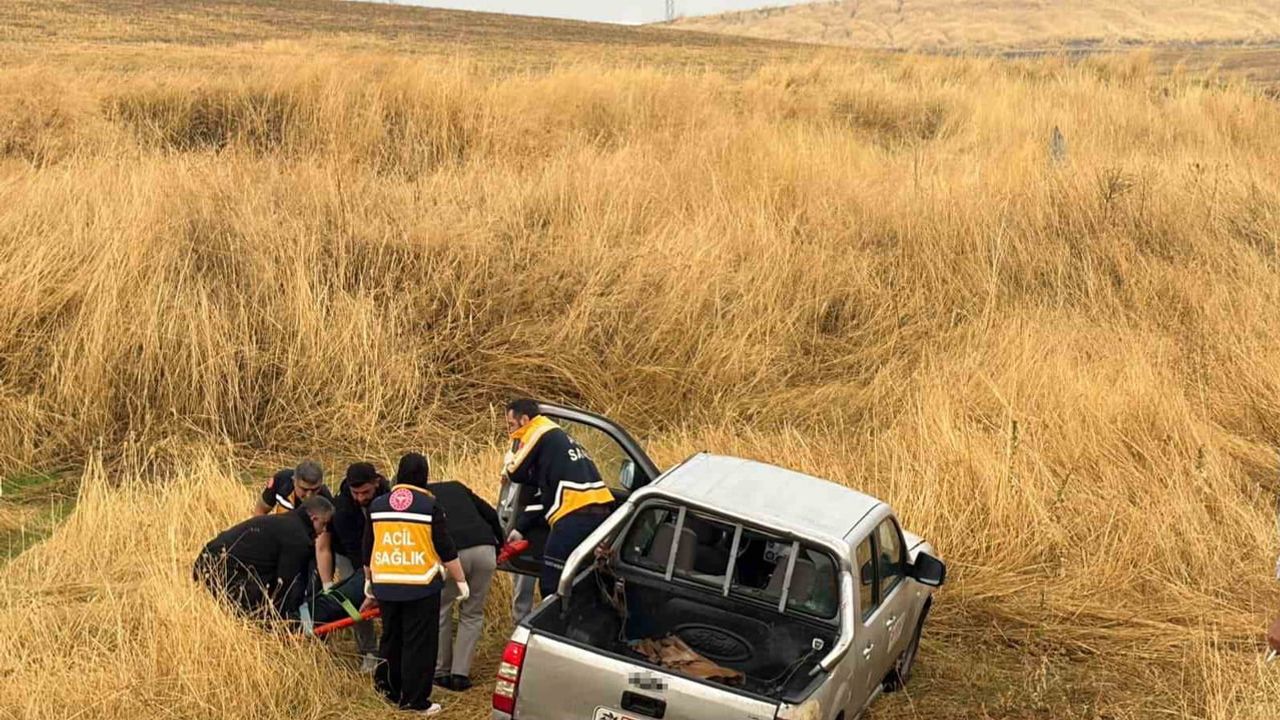Lastik patlaması sonucu kontrolden çıkan pikap şarampole yuvarlandı