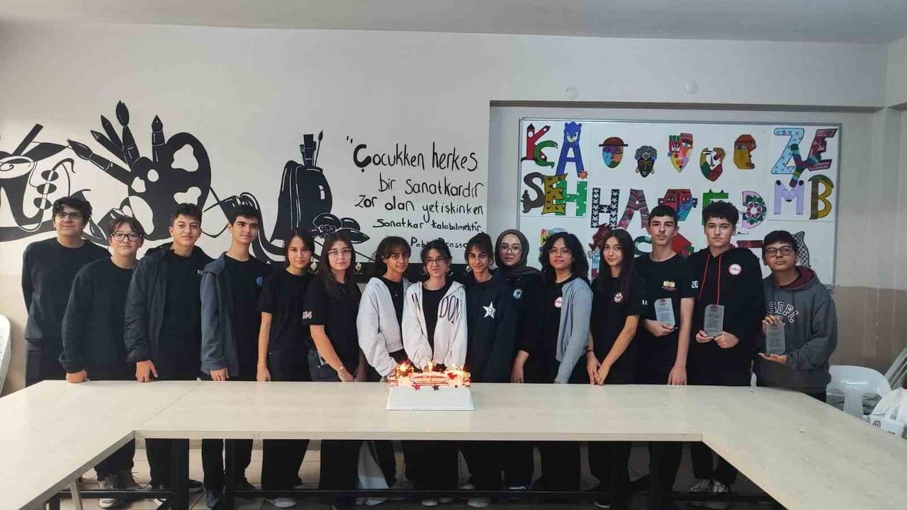 LGS başarısı Afyonkarahisar Şehit Şükrü Karadirek Ortaokulu'nu gururlandırdı