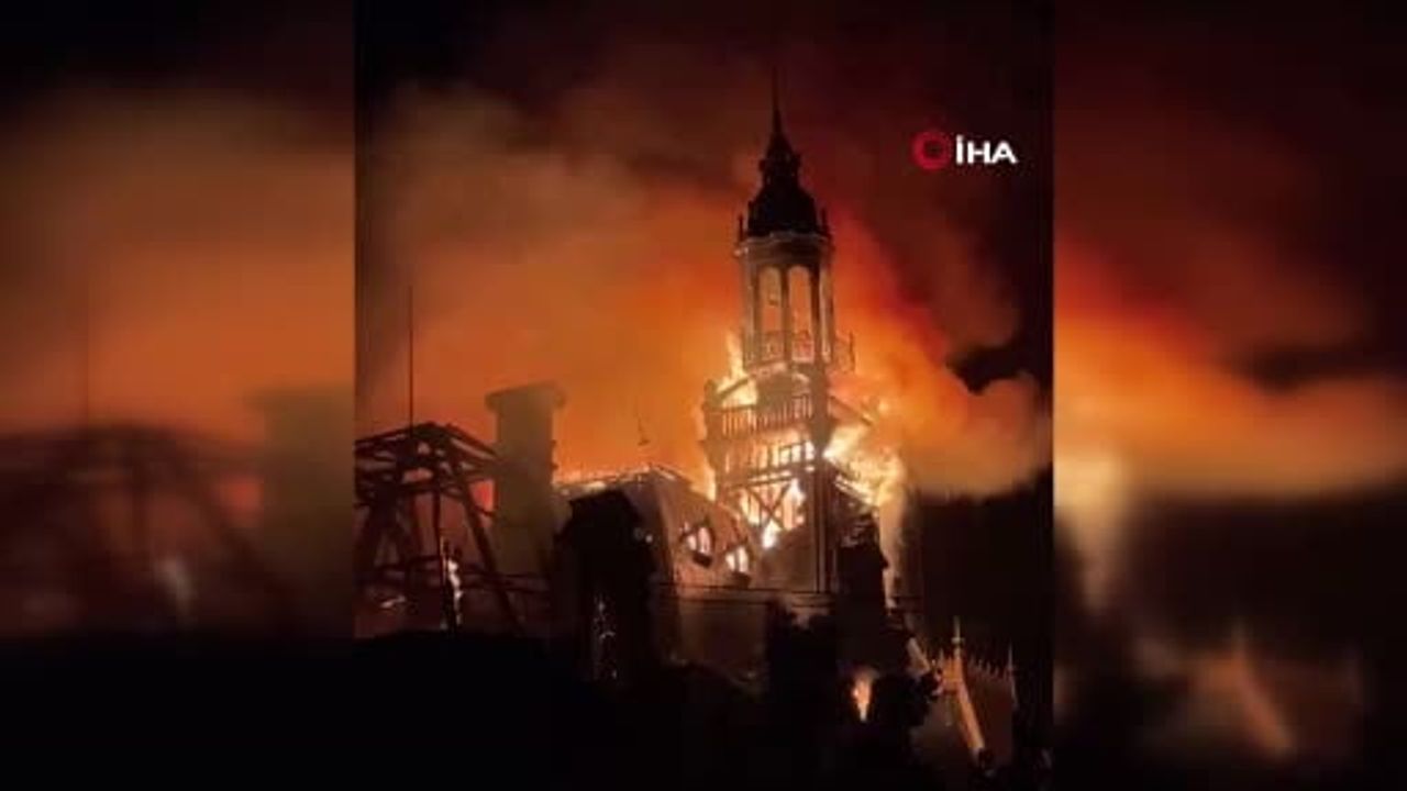 Limoges'te tarih yandı: belediye binasının saat kulesi çöktü