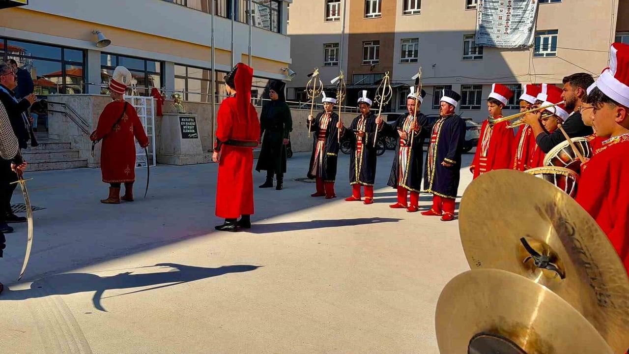 Lise öğrencileri Bolvadin'de mehter geleneğini canlandırdı