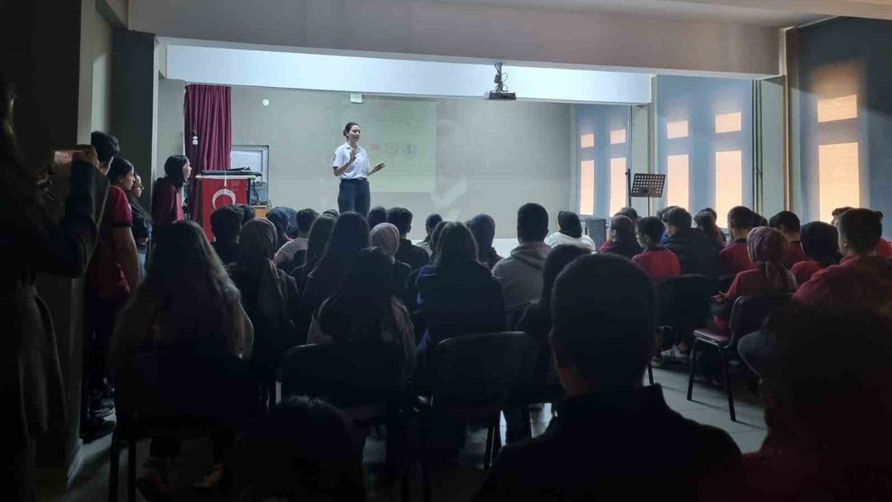 Lisede dijital güvenlik: Osmancalı Çok Programlı Anadolu Lisesi'nde jandarmadan siber zorbalık eğitimi