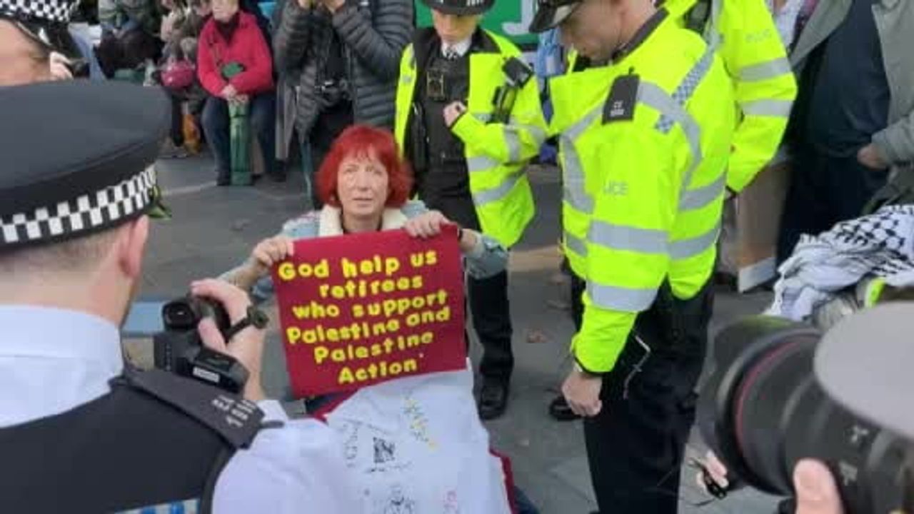 Londra'da ABD büyükelçiliği önünde yasaklı gruba destek eylemi