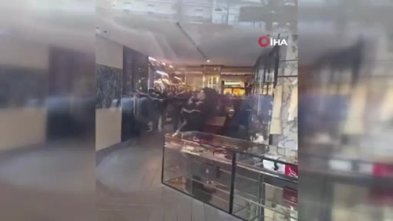 Lüks vitrinlerden sokaklara: Fransa'da protestolarda binlerce işletme zarar gördü