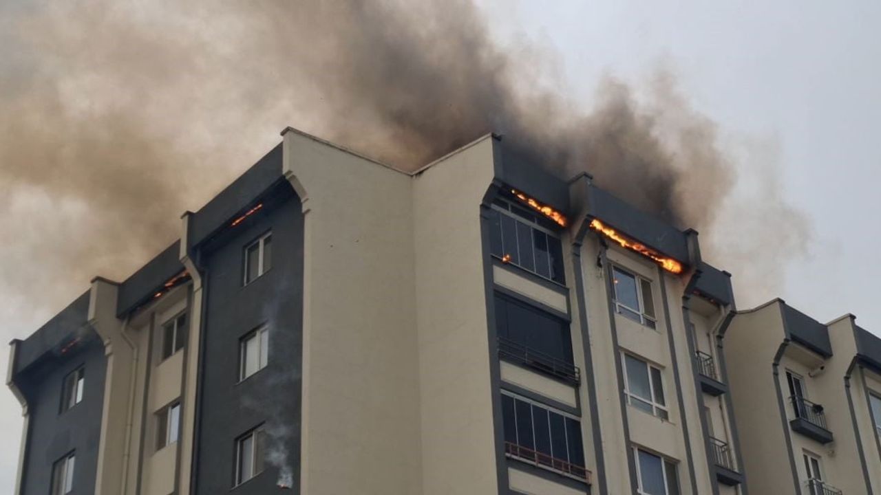 Lüleburgaz'da çatı alevleri itfaiyenin müdahalesiyle söndürüldü