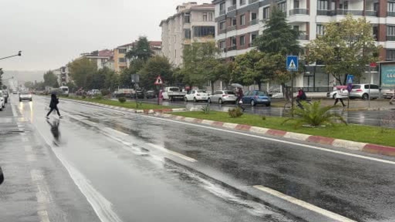 Lüleburgaz’da sabah başlayan sağanak günlük yaşamı aksattı