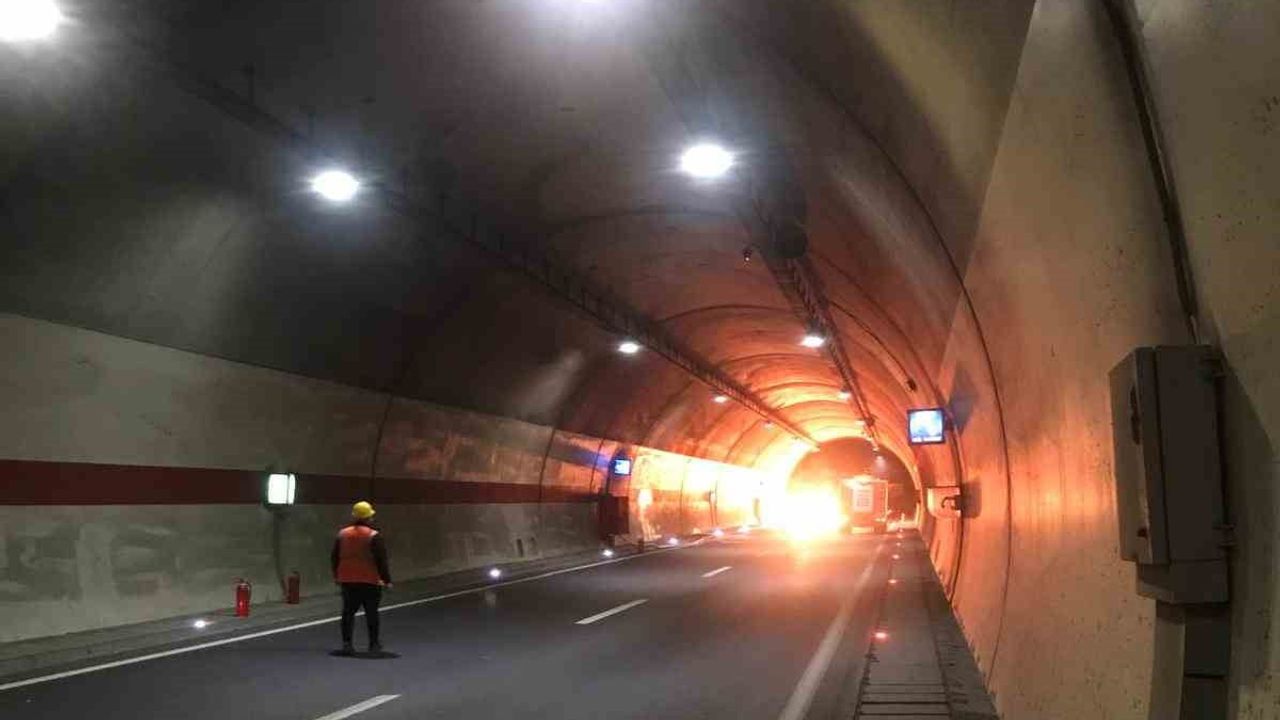 Maçka T2 tüneli'nde çarpışma sonrası otomobil alev aldı, ulaşım durdu