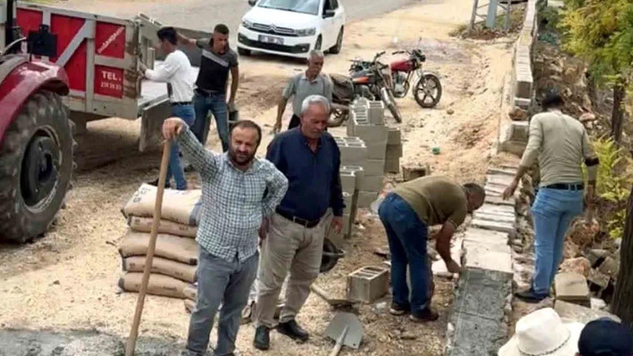 Mahalle sakinleri belediyenin ihmal ettiği mezarlığı imeceyle restore etti
