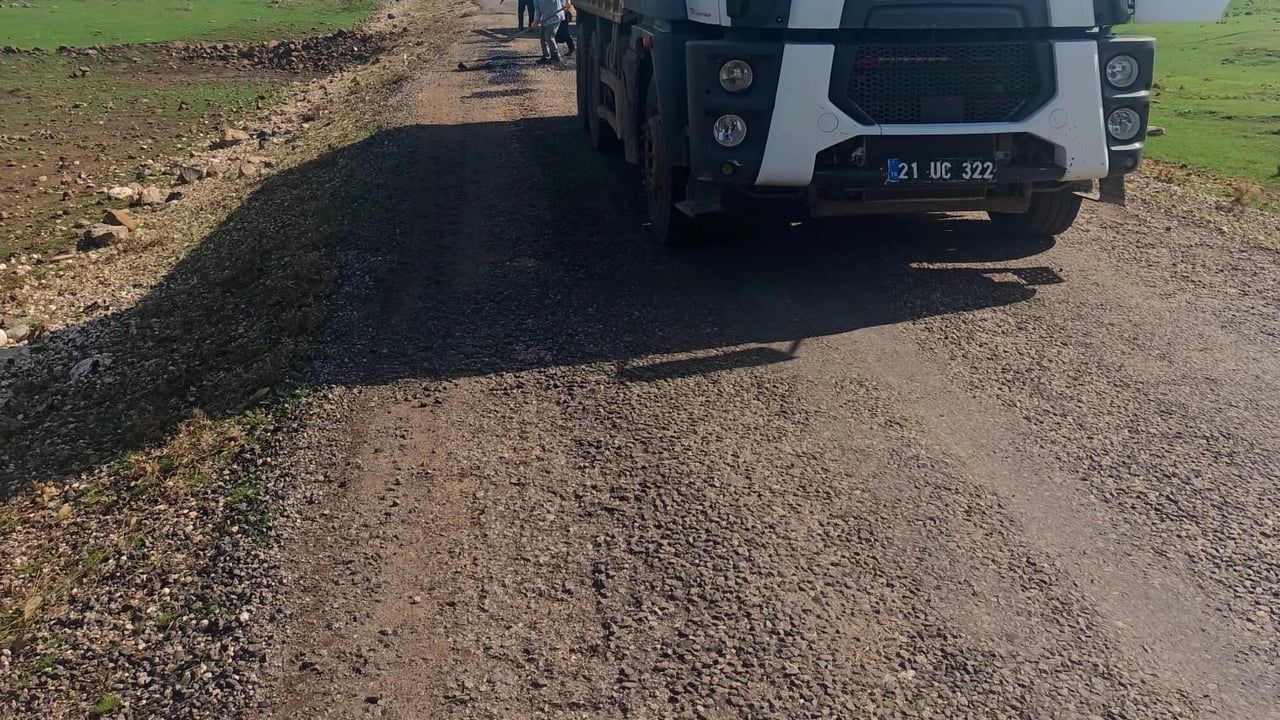 Mahalle sakinleri İkiçeltik Mahallesi'nde yollarını kendi imkanlarıyla onardı