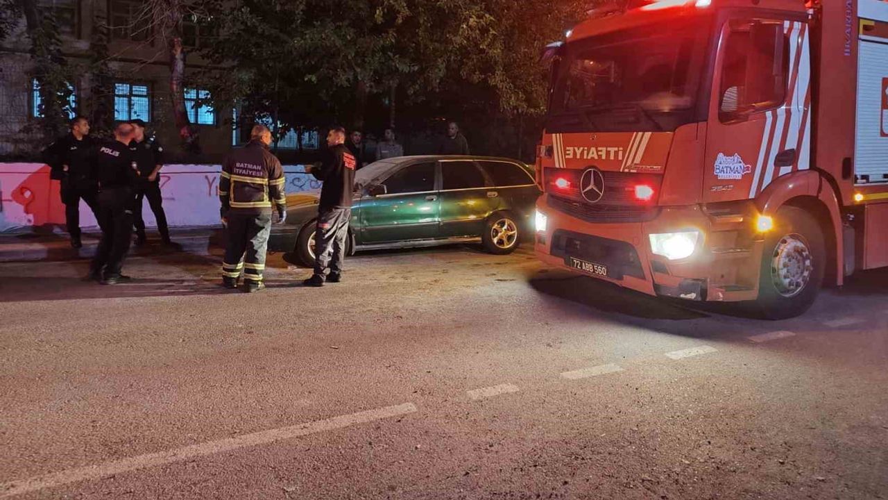 Mahalle sakinleri park halindeki aracı yangın tüpleriyle söndürdü