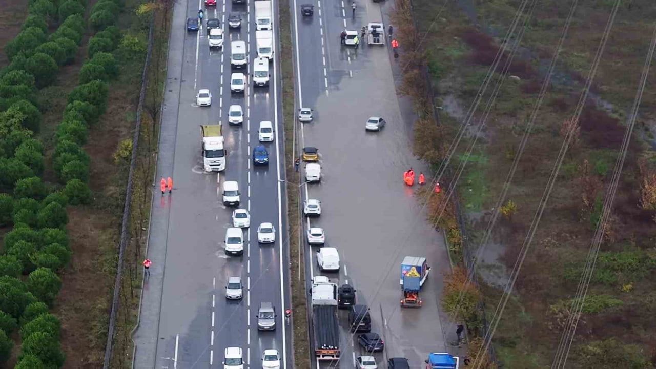 Mahmutbey-Habipler yolunda sağanak su birikintileri nedeniyle trafik kilitlendi