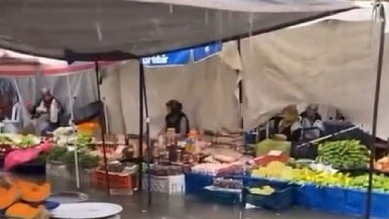 Mahmutlar pazarında rögar tıkanması pazarı su altında bıraktı