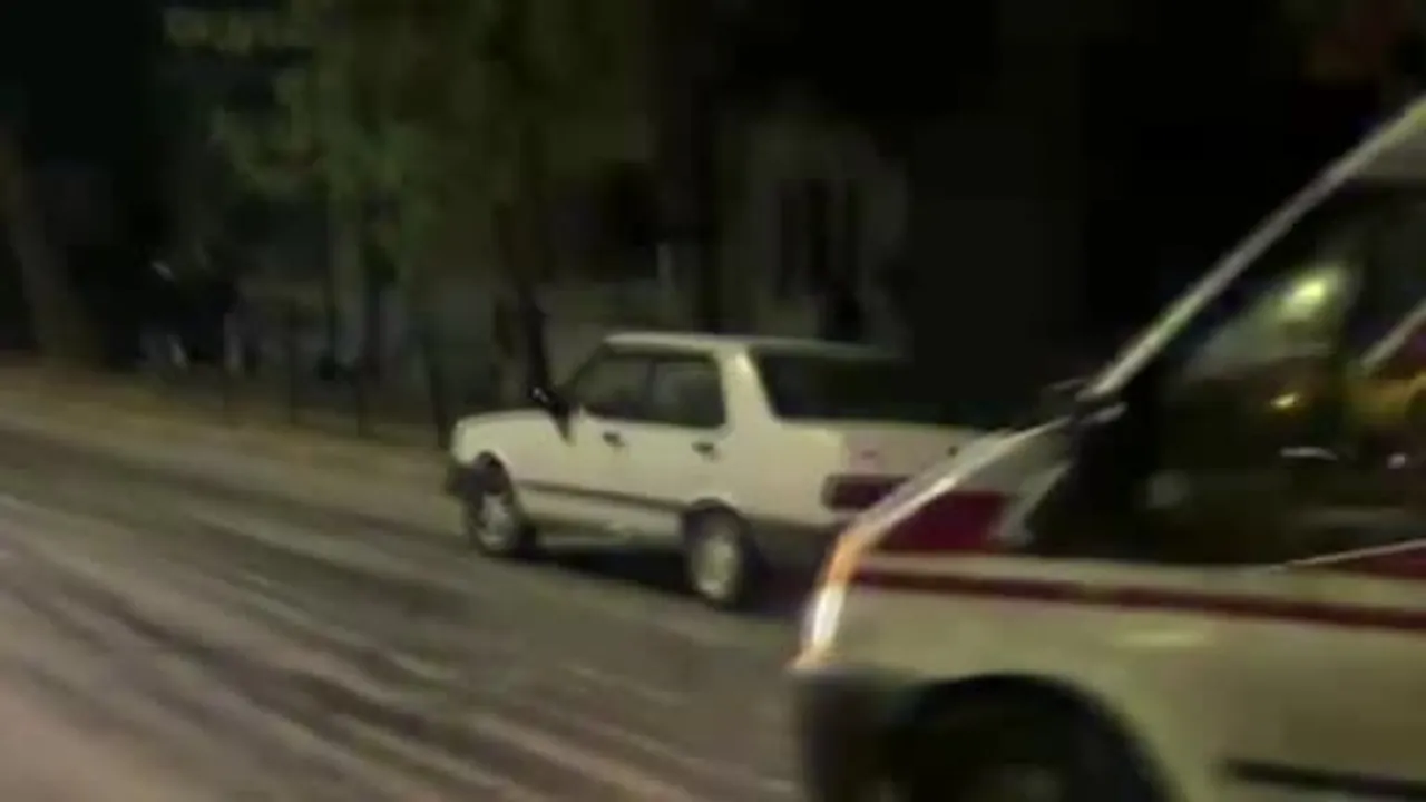 Makineyi tutturamayan öğrenci kafenin duvarını yumruklayınca eli yaralandı