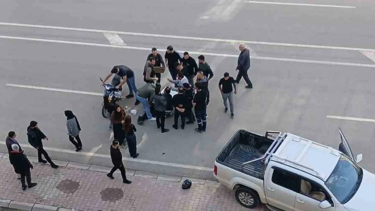 Malatya Caddesi'nde pick-up ile motosiklet çarpıştı, bir kişi hastaneye kaldırıldı
