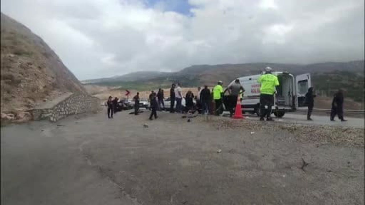 Malatya'da aracın karşı şeride geçmesi sonucu karayolunda çarpışma: 6 yaralı