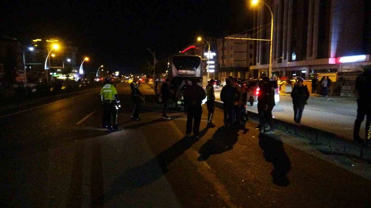 Malatya'da durdurulan otobüsün altına giren otomobilde 3 kişi yaralandı